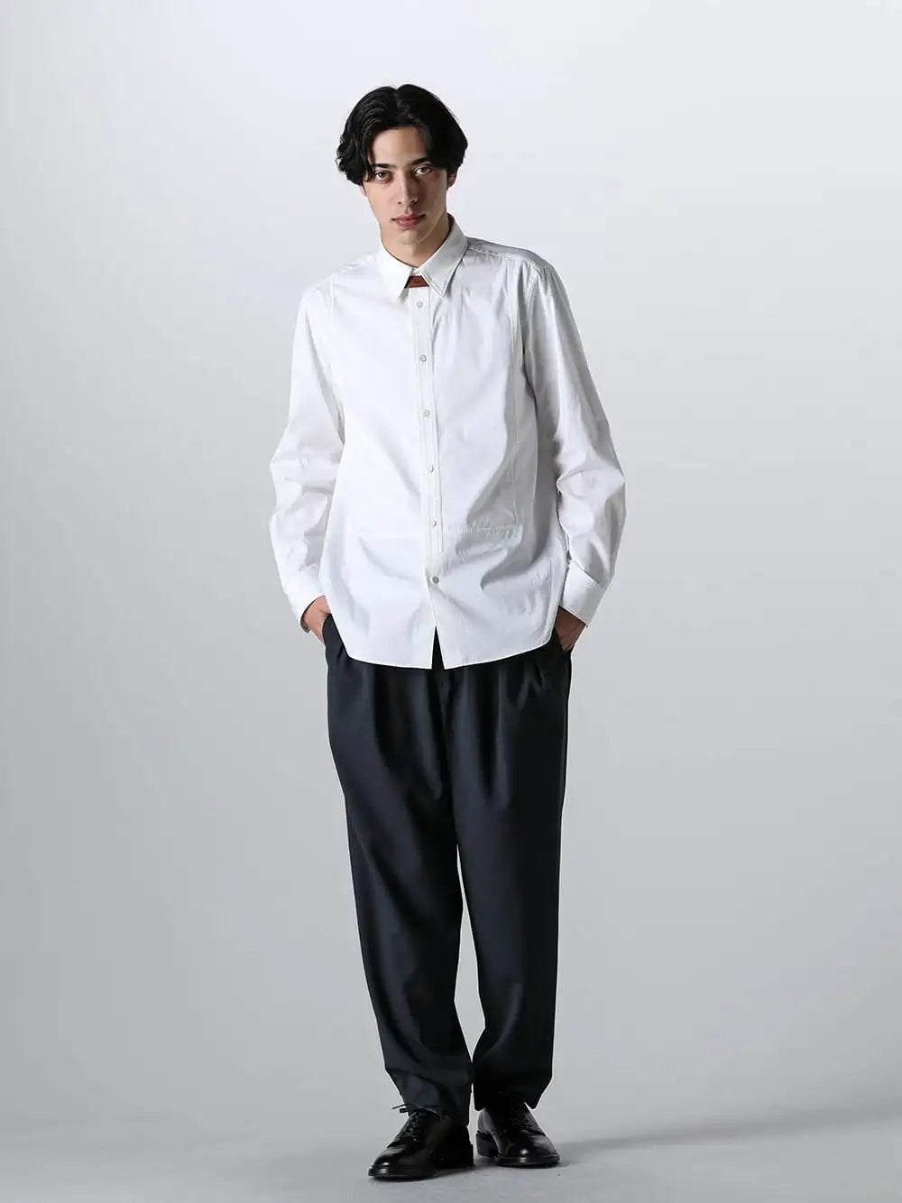 IRENISA - イレニサ 24SS - Style #4 - IH-24SS-B027-IM - フロントパネルシャツウィズレザータブ - IH-24SS-P034-DSW - ツータックテーパードトラウザーズ 4-001