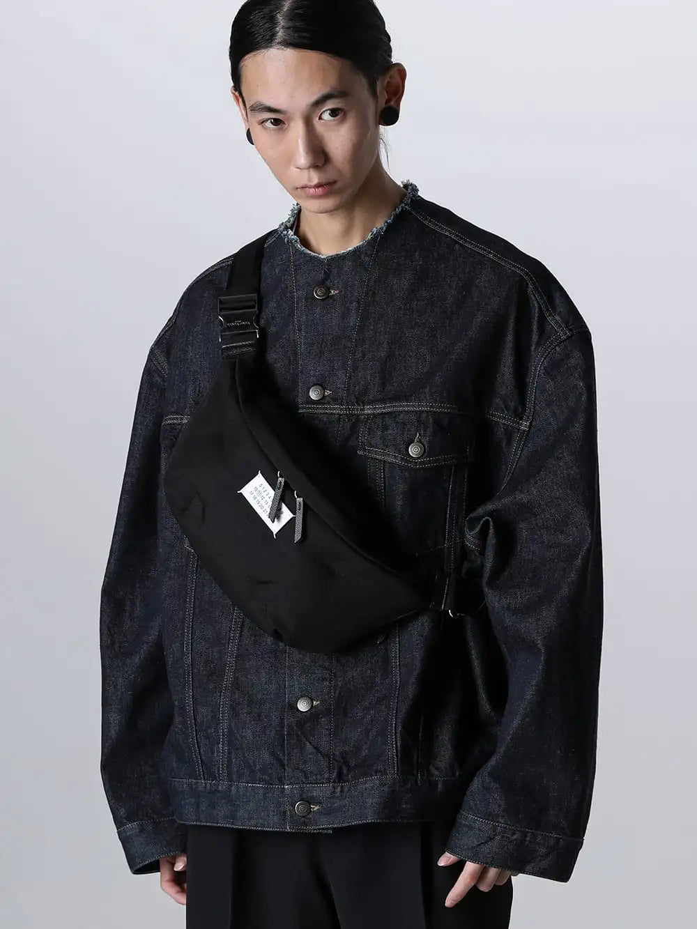 Maison Margiela  24SS  - 画像の詳細(Styling全体の詳細) 見出し2 - S50AM0610 - Denim Jacket - SB1WB0007 - Glam Slam Belt Bag 2-001