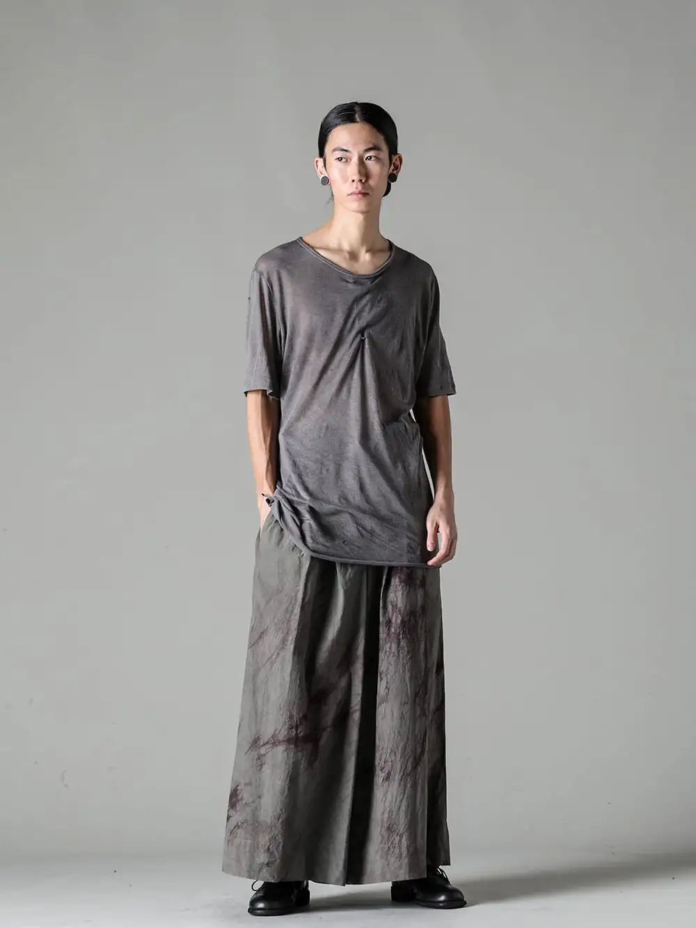 CHIAHUNG SU 24SS (Spring/Summer) - CHIAHUNG SU - 24SS Style #3 - SS24-MS13-LNK Long Sleeves Mordant Dyed Knitting Shirt SS24-MK4-LN Hand Dyed Short Sleeves T-Shirt SS24-MP13-COD Hand Dyed Strapped Wide Legs Trouser Dark Gray Lotus 3-005