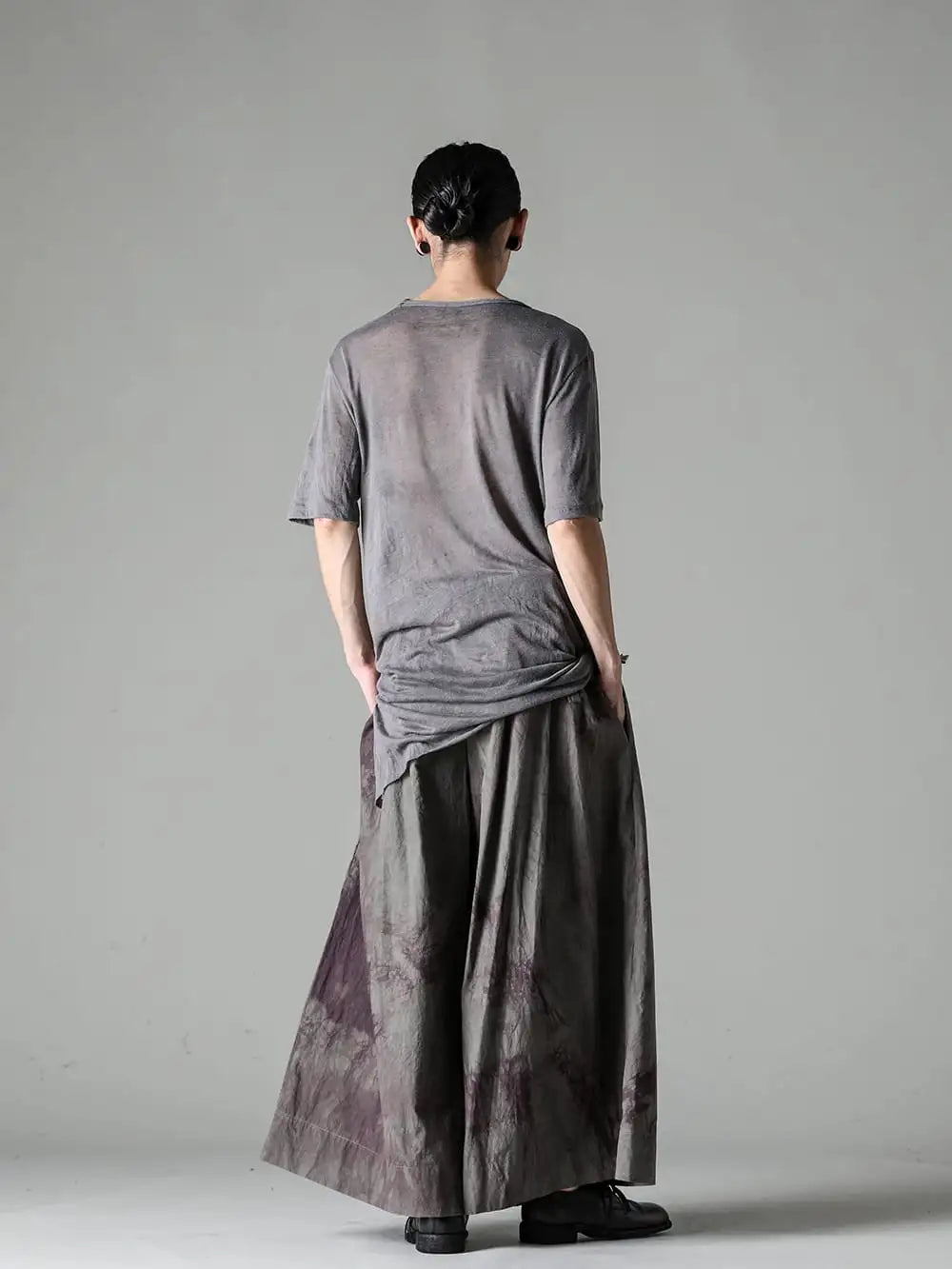 CHIAHUNG SU 24SS (Spring/Summer) - CHIAHUNG SU - 24SS Style #3 - SS24-MS13-LNK Long Sleeves Mordant Dyed Knitting Shirt SS24-MK4-LN Hand Dyed Short Sleeves T-Shirt SS24-MP13-COD Hand Dyed Strapped Wide Legs Trouser Dark Gray Lotus 3-007