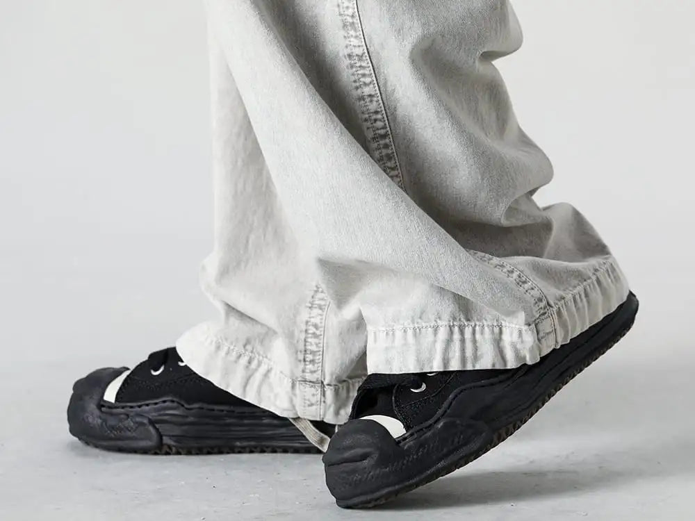 Maison MIHARA YASUHIRO 24SS - The key feature is the vintage finishing, giving Maison MIHARA YASUHIRO's denim baker pants a distinctive atmosphere! - A12PT022-White - Denim Baker Pants White - A05FW702-Black-Black - HANK Original sole Toe cap sneaker LOW canvas Black/Black 3-007