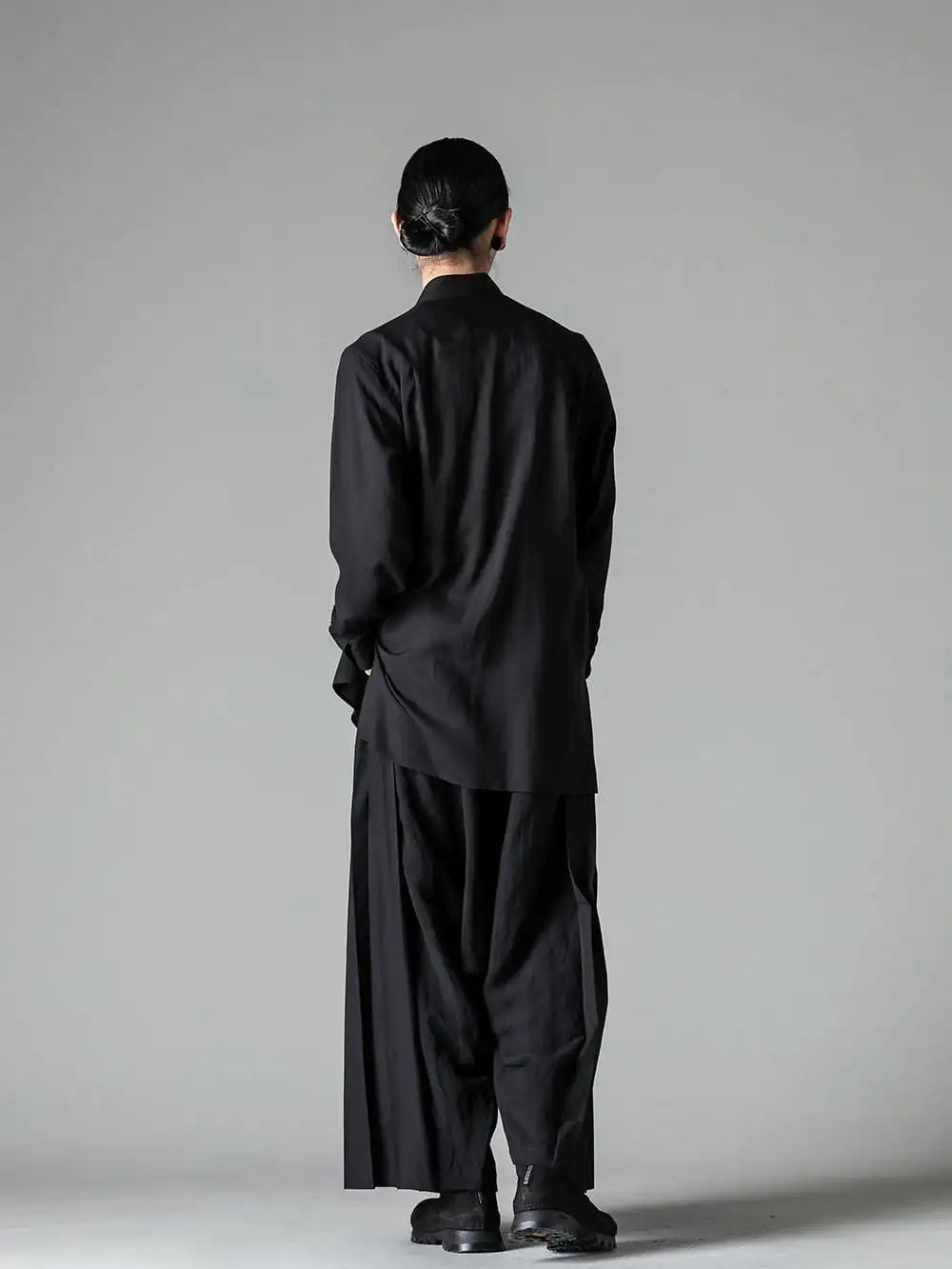 Yohji Yamamoto 24SS(春夏) - Yohji Yamamoto & Y's for men 24SS collection Style #3 - MS-B21-216-ノーマルシャツカラーブラウス - HS-P74-825-サルエル プリーツパンツ 3-006