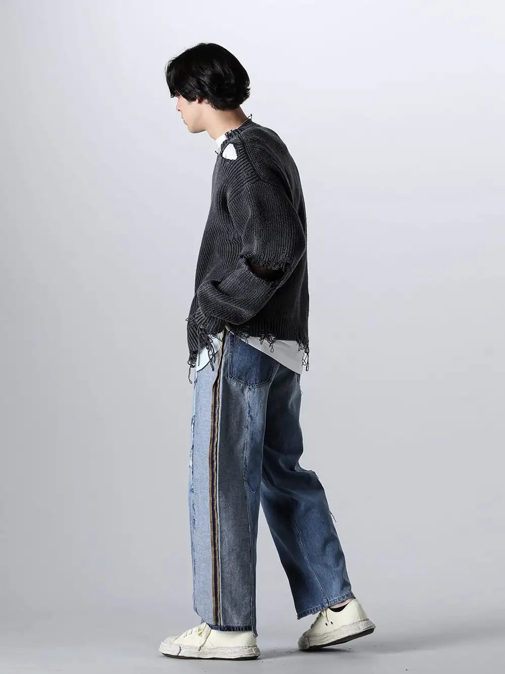 Maison MIHARA YASUHIRO - メゾン ミハラヤスヒロ 24SS スタイリング - USED感溢れるダメージニット×リメイクデニムを合わせた春スタイル！ - J12SW502-Black - ブリーチドニットプルオーバー Black - A12TS652-White - Dog プリント Tシャツ ホワイト - 16100-indigo_BS - センターシーム ルーズフィットデニム インディゴ BS - A12FW706-White - ピーターソン 23 キャンバス ガーメントダイ ローカット スニーカー White 1-002