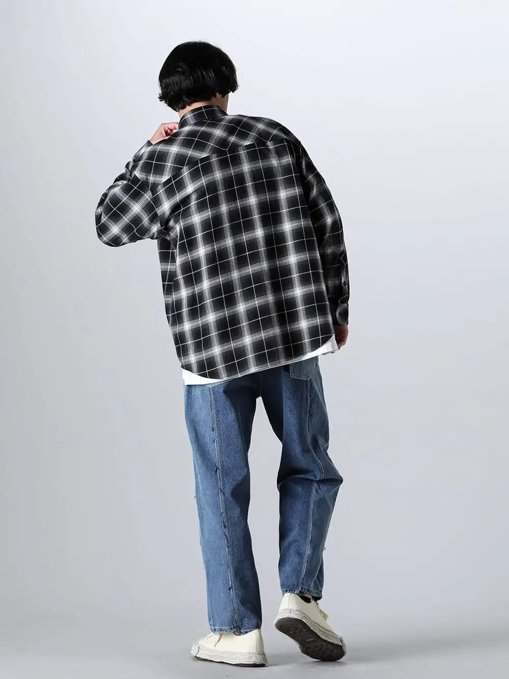 Rafu - ラフ 24SS スタイリング - 見出し1 - Rafu001-Black - スタンダードシャツ Black - 16100-indigo - センターシーム ルーズフィットデニム インディゴ - A12FW706-White - ピーターソン 23 キャンバス ガーメントダイ ローカット スニーカー White 1-003