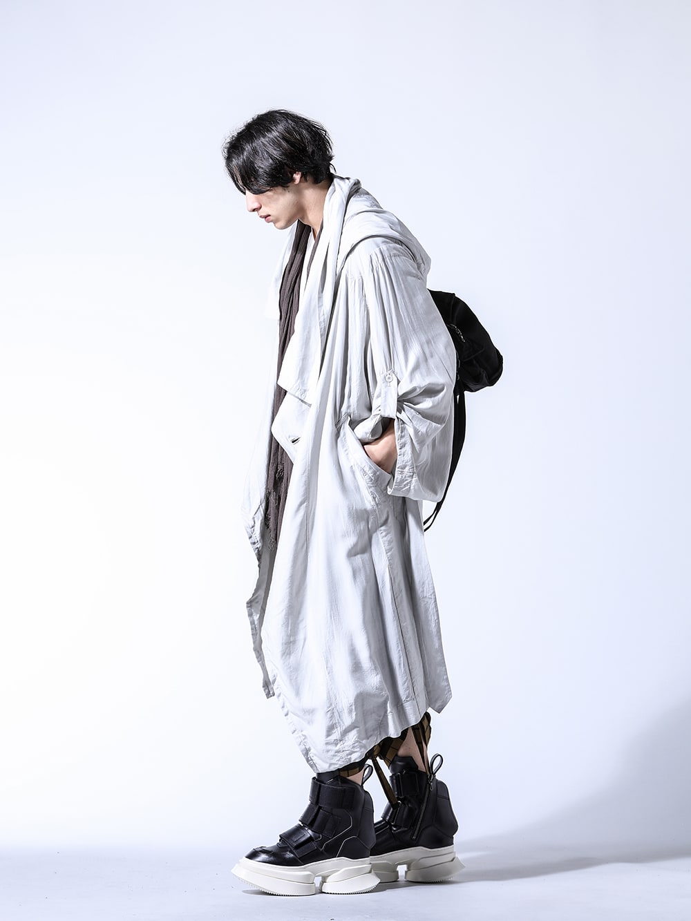 JULIUS 2024SS styling - A Tender Look for Spring - 857COM1-Plaster(Silk / Bambooo Cloth Hooded Robe) 857CUM10-off-plaster(Cotton High Twist SZ Jersery Big Kite T-shirt Off × Plaster) 859STU2-Sand(Rayon Silk Stole Sand) 859BGU1-BK-Black(10.5oz Stretch Denim Gas Mask Boston Bag) 847PAM9(Rayon / Silk Check Jacquard Wide Easy Pants) 857FWM2-Black-White(857FWM2-Black-White) - 1-003