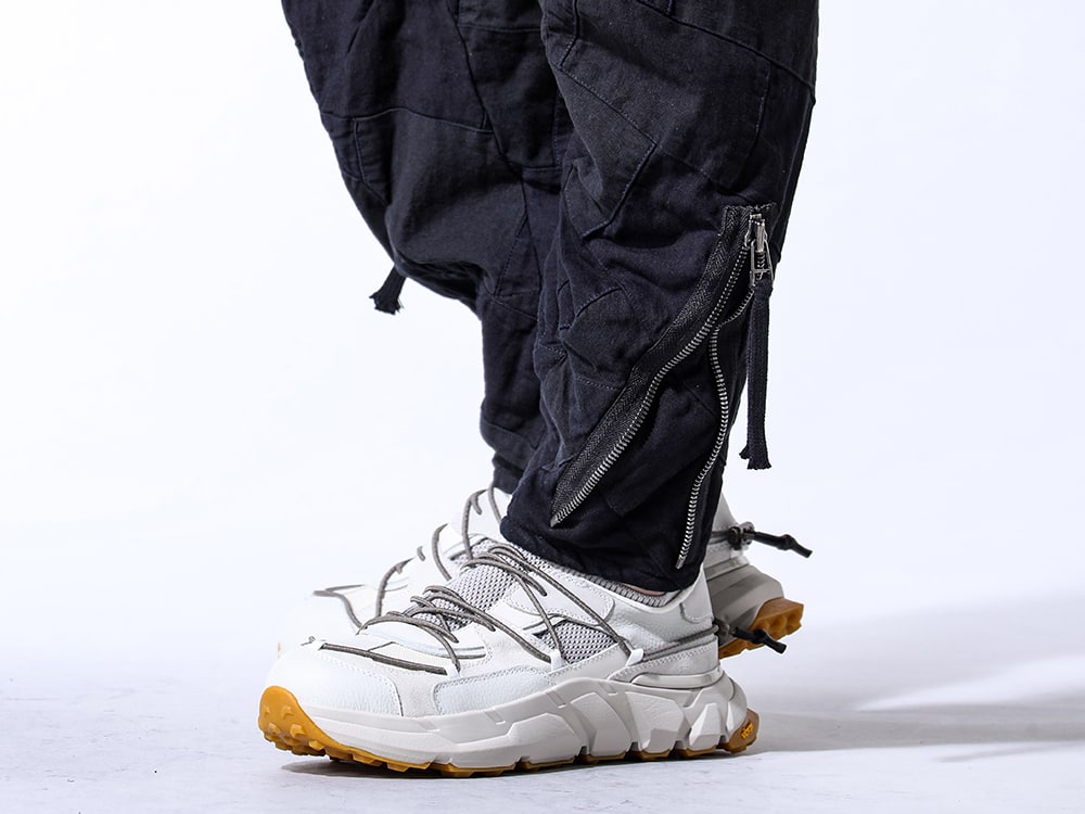 The Viridi-anne 2024SS - A Mix of Work Pants and Sneakers with Fabric Enhanced by Post-Dyeing for a Three-Dimensional Effect - VI-3760-09-L-Gray(Sneakers L.Gray) - 3-007