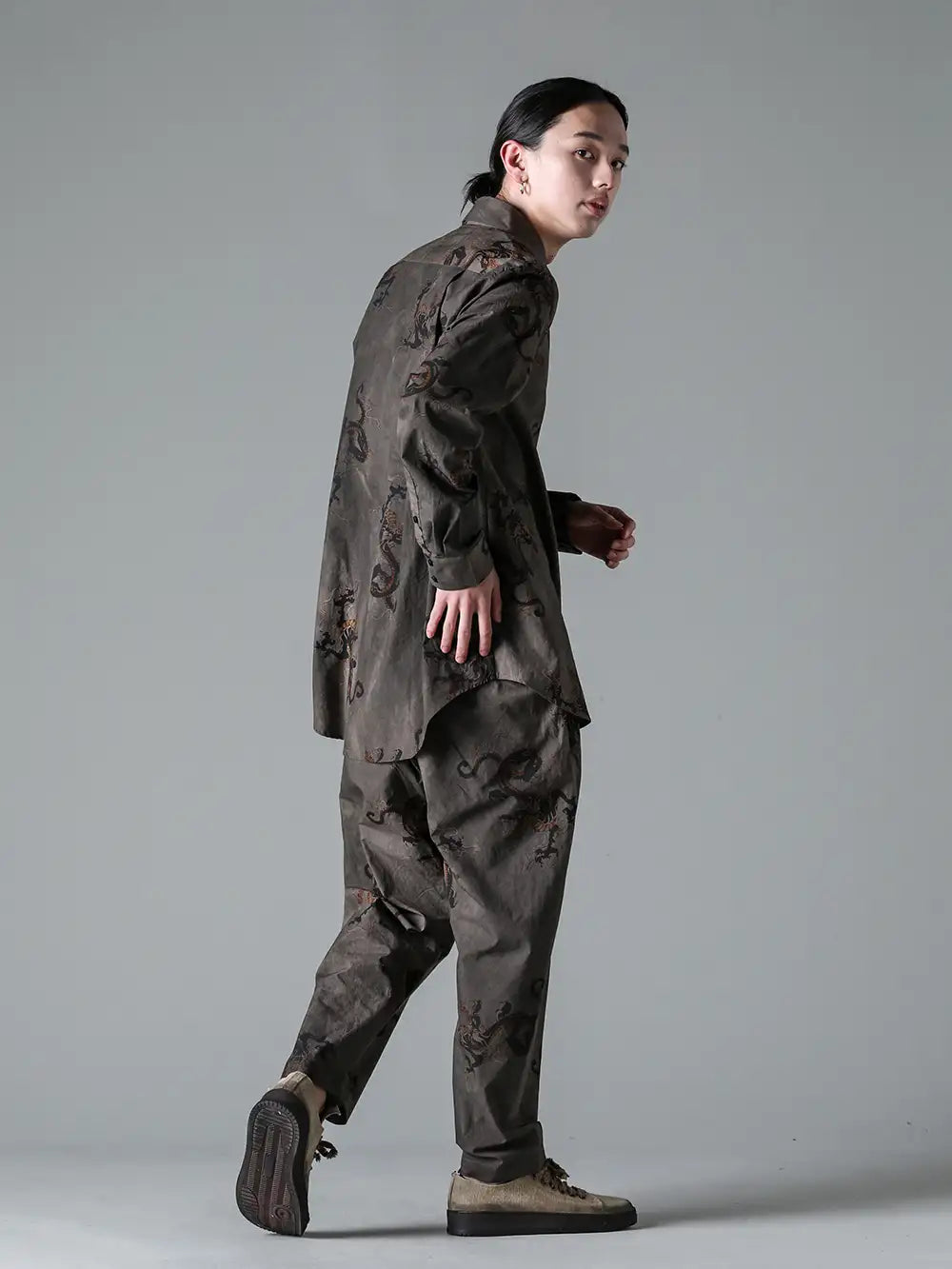 UMA WANG 23-24AW - The fabric of the dragon print with high uniqueness - UM1502 Tab Top - UM3511 Pigiama Pants - US9598-Tan Men's Sneakers Tan 1-003