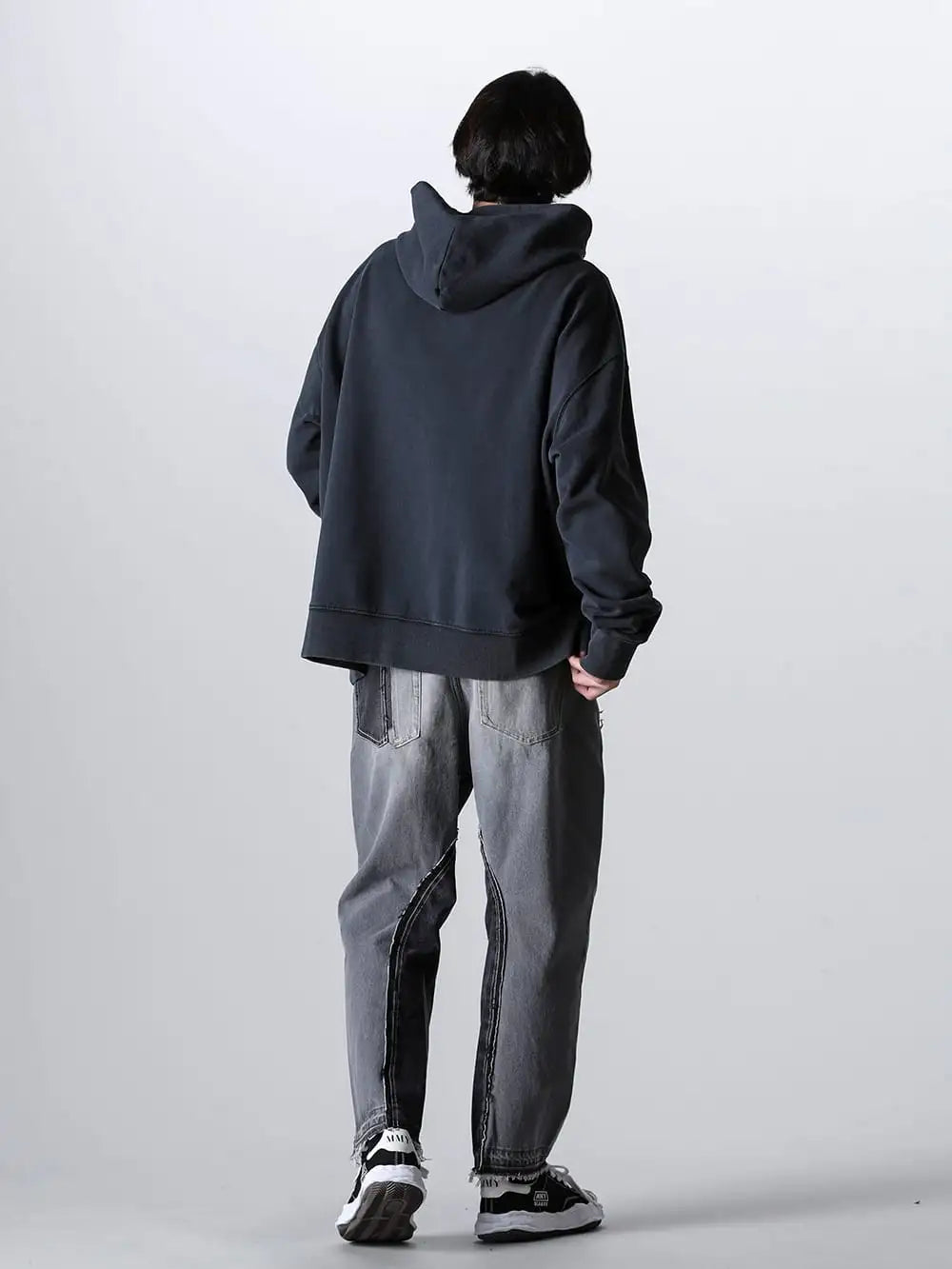 Maison Margiela - メゾン マルジェラ 24SS スタイリング - ヴィンテージ感の強いブラックスタイル - S50GU0216 - フーディ - 16102-Black_CD - ツイステッド 3D サルエルデニム ブラック CD - A08FW735-Black - ブレイキー オリジナルソール キャンバス ロートップ スニーカー Black 1-003