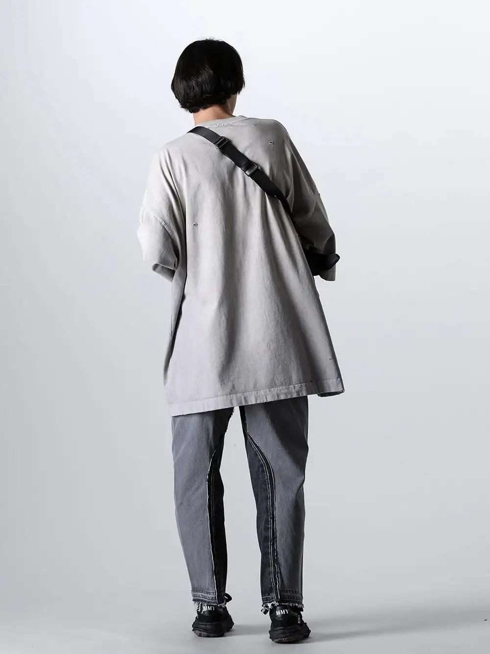 Maison MIHARA YASUHIRO - メゾン ミハラヤスヒロ 24SS スタイリング - 見出し1 - B12TS621-Beige - サンフェーデッド ヒュージ Tシャツ ベージュ - A12BG702-Black - T-Rex バッグ ブラック - 16102-Black_CD - ツイステッド 3D サルエルデニム ブラック CD - A08FW735-Black-Black - ブレイキー オリジナルソール キャンバス ローカット スニーカー Black / Black 1-003