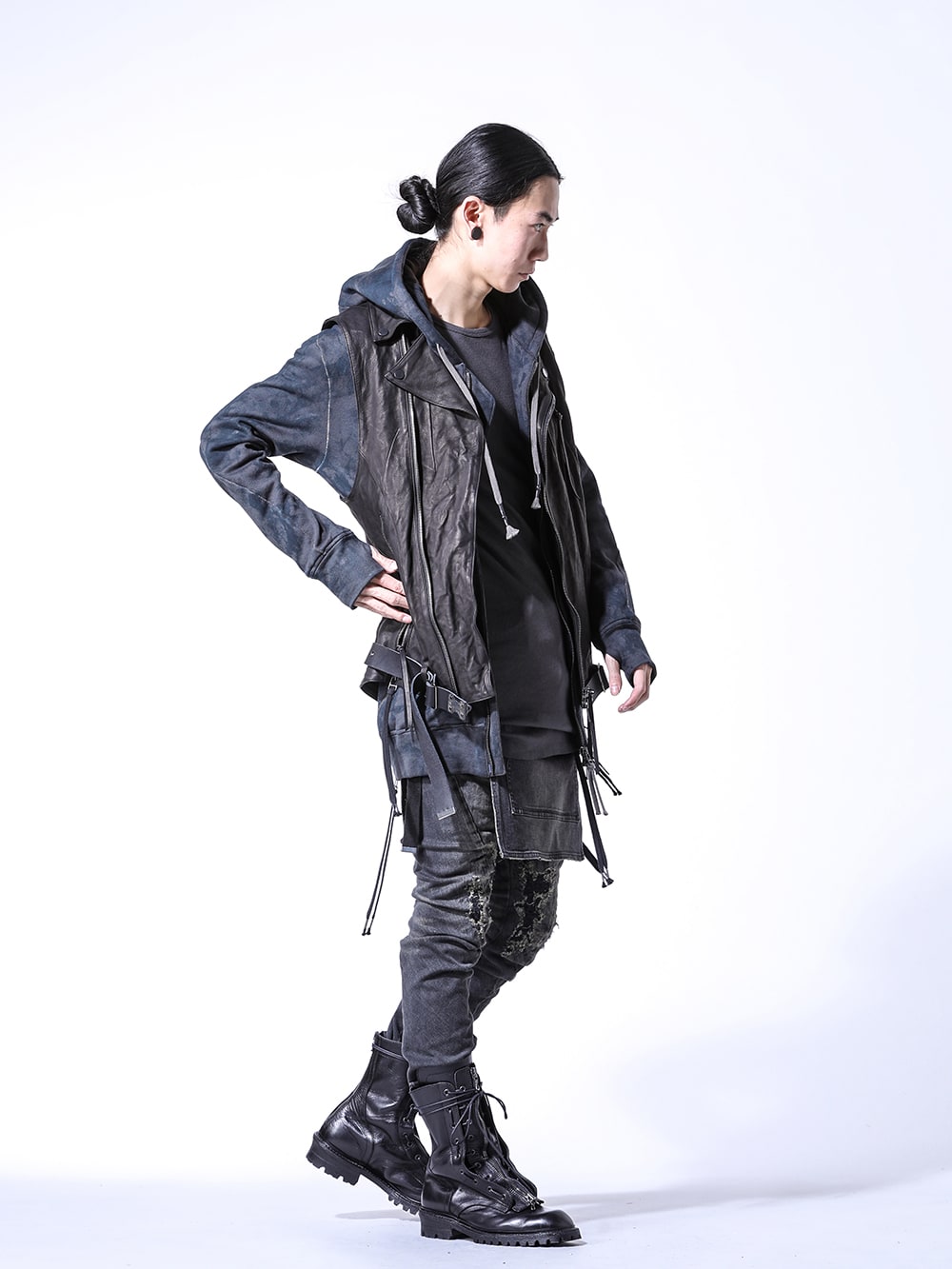 JULIUS / D.HYGEN 2024SS styling - Styling Mixed with complementary brands - ST105-0224S(Japan Calf Leather Riders Vest) ST101-0124S-S-CLAYBLUE(Non-Twisted Yarn Lined Coated Hooded Jacket) ST101-0824S(Modal & Cotton Ribbed Teleco Robe Sleeve T-Shirt) ST107-0424S(Bum Flap Damaged Denim Drop Crotch Slim Pants) 859FWM1-Black(Cowskin Long Fireman Boots) - 1-002