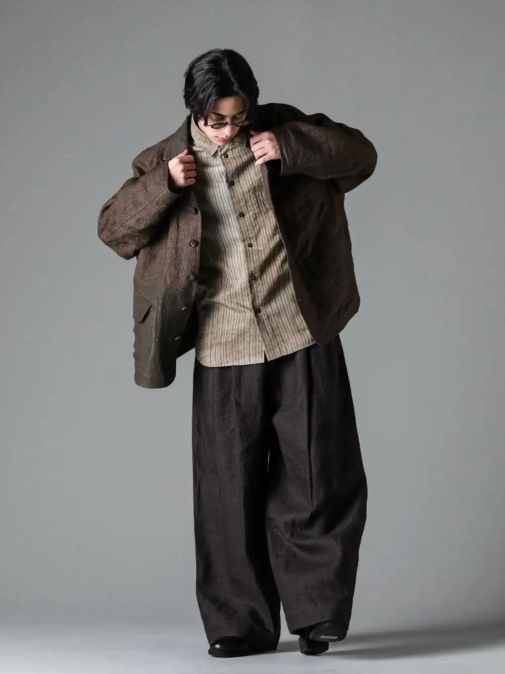 ZIGGY CHEN(ジギー・チェン) GUIDI(グイディ) 24SS(春夏)  - シンプルなデザインだからこそ、ブランドの哲学がしっかりと見てとれる - 0M2410712 クラシックカラーシャツ 0M2410917 オーバーサイズドワーカージャケット 0M2410520 エクストラワイドレッグトラウザーズ クラシック ダービーシューズ レースアップ ダブルソール - ホース フルグレイン - 792Z RG1009TI / ヴィンテージ ブロンズ × ブラウン グラデーション 2-007