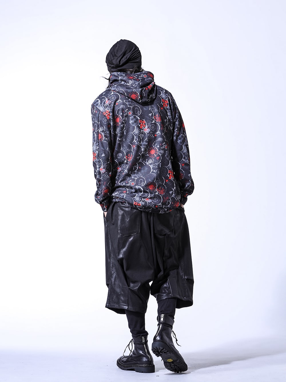 THE ONENESS / JULIUS / kiryuyrik / GUIDI 2024SS styling - Environmentally friendly works - OD-HT27-054(EDEN Printed Loose Hoodie) 859ACU5-Black(Rayon Silk Jersey Beanie Cap) OD-PEACE01-01(SGZ-PEACE necklace) BHCC-HP34-007(Black Honey Chili Cookie × kiryuyrik Sarouel Bondage Short Pants) NU-1678(Slim Stretch Leggings) 95BZV_N(Norwegian welted Vibram-sole Back Zip Race Up Boots Horse Full Grain) - 1-003