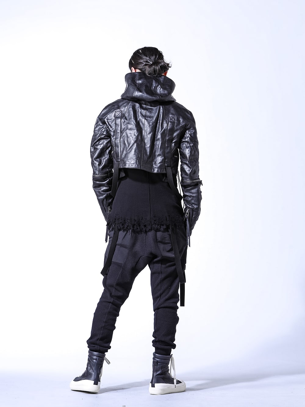 D.HYGEN / JULIUS / MASNADA / THE ONENESS 2024SS STYLING - Heavy look of the horse leather jacket with a rough style using sneakers - ST105-0324S(Horse Leather Cropped Jacket) 859CUM5-D-Black(Cotton Rib Damage T-shirt) OD-PEACE01-01(SGZ-PEACE necklace) ST107-0924S(Honeycomb Cotton Jersey Suspender Drop-Crotch Jogger Pants) M32S00(High top sneakers) - 1-003