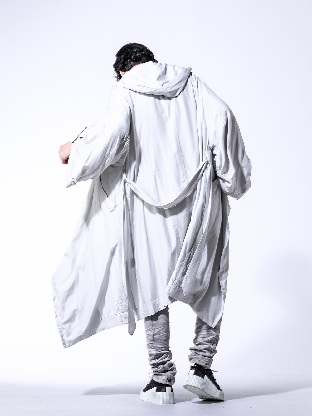 JULIUS / BORIS BIDJAN SABERI 2024SS Styling - Light color hooded robe styling maintaining the brand's image - 857COM1-Plaster(Silk / Bambooo Cloth Hooded Robe) 857CUM10-off-plaster(Cotton High Twist SZ Jersery Big Kite T-shirt Off × Plaster) P13-TF-F1603K(P13. TF F1603K) BAMBA2.1-LEATHER-WHITE-SOLE(BAMBA2.1 LEATHER / WHITE SOLE) - 1-004