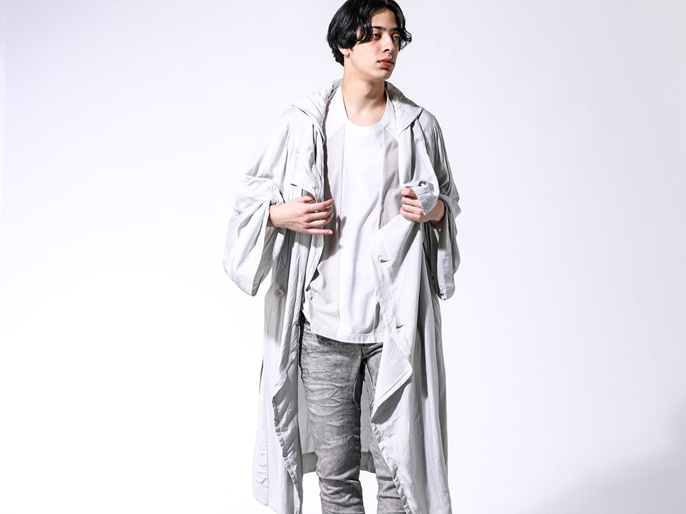 JULIUS 2024SS - Proposals that unify colors in both Outerwear and innerwear - 857COM1-Plaster(Silk / Bambooo Cloth Hooded Robe) 857CUM10-off-plaster(Cotton High Twist SZ Jersery Big Kite T-shirt Off × Plaster) - 2-001