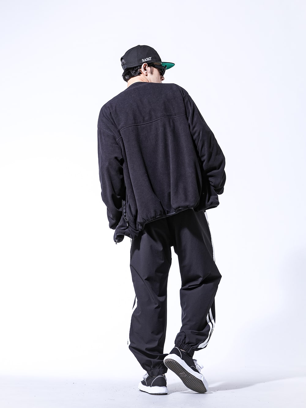 TAKAHIROMIYASHITATheSoloist / SAINT Mxxxxxx / Maison MIHARAYASUHIRO 2024SS Styling - Exquisitely Relaxed Street Styling - sc.0010SS24(back gusset sleeve full zip fleece jacket.(solid)) SM-YS8-0000-015(M Long sleeve T-shirt) SM-YS8-0000-C56(NEW ERA × SAINT Mxxxxxx MX Cap Black) sspe.0001-Blacksc.0002bSS24(track pant. (bone type02)) A02FW704-black-Classic(BAKER canvas Low cut sneakers Black) sspe.0001-Black(kurt) - 1-003