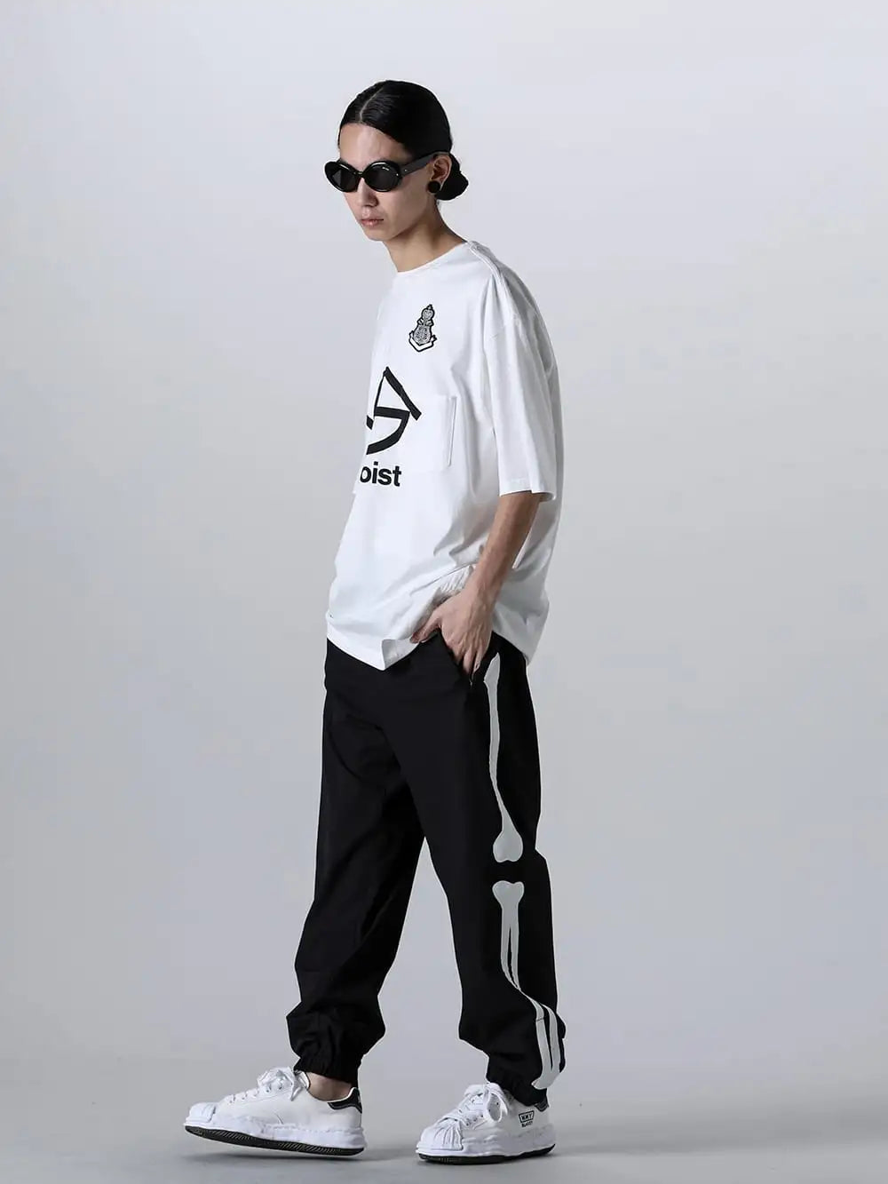 TAKAHIROMIYASHITATheSoloist 24SS styling - The styling exudes a sense of coolness and refinement - sc.0013SS24-White - S logo and bone emblem. (oversized s/s pocket tee) White - sspe.0001-Black - kurt - sc.0002bSS24 - track pant. (bone type02) - A08FW735-White - BLAKEY Original sole canvas Low-cut sneakers White 1-002