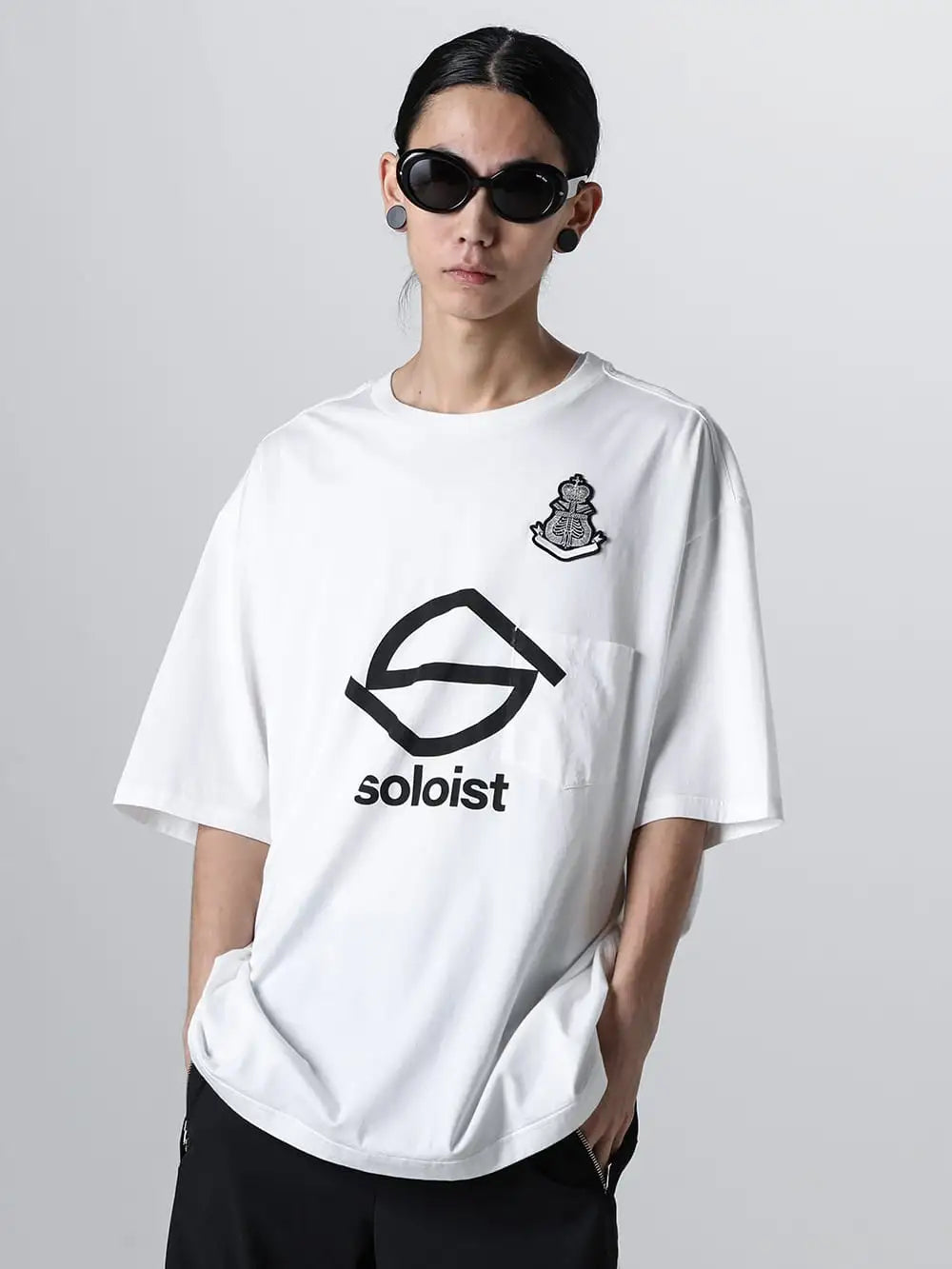 TAKAHIROMIYASHITATheSoloist 24SS  -   Sophisticated skull emblem - sc.0013SS24-White - S logo and bone emblem. (oversized s/s pocket tee) White - sspe.0001-Black - kurt 2-001