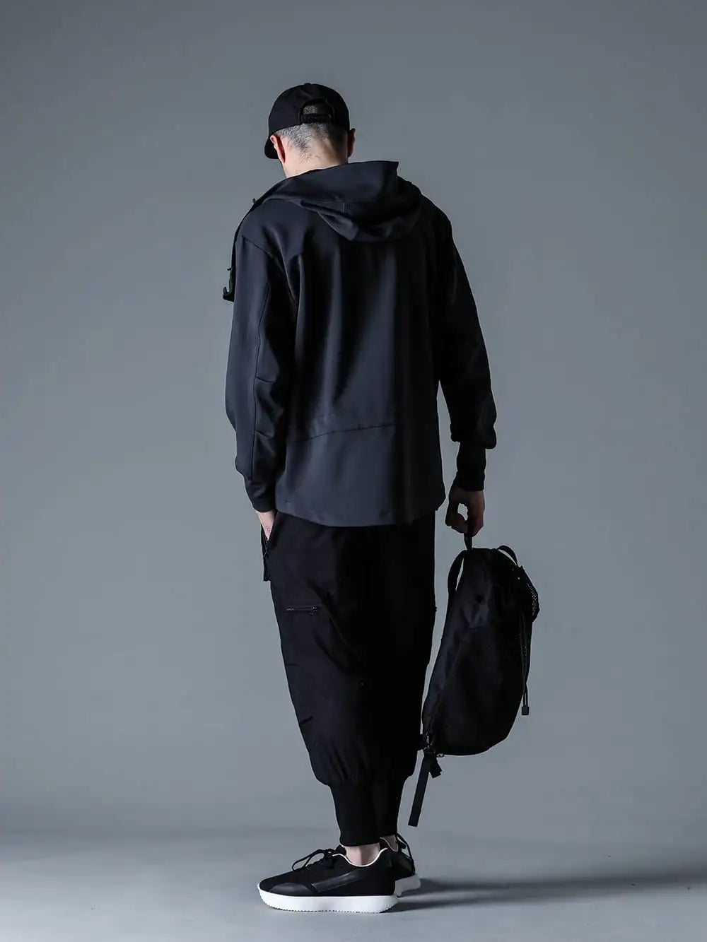RIPVANWINKLE 24SS Styling - Proposing comfortable everyday wear with hooded jersey and RVW trainers that can be used immediately - RW-151 (FLOPPY CAP) - RW-629 (Hooded Jersey) - RW-639(Balloon Parachute) - RW-615(Rip Trainer Two Black) 1-005