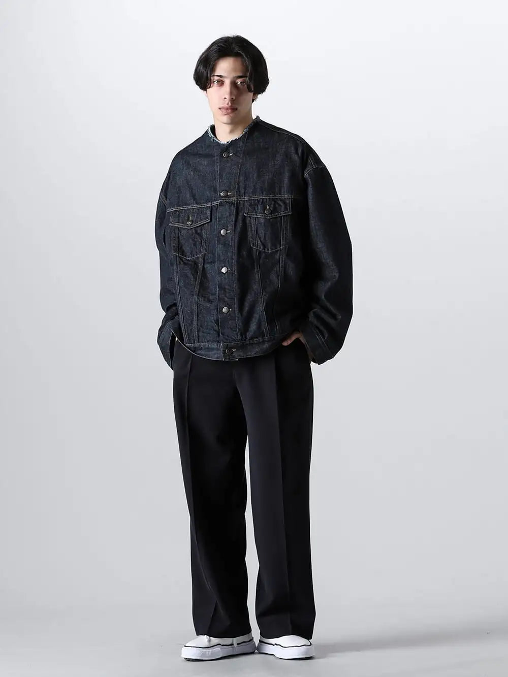 IRENISA 24SS Styling - Brand MIX coding with a denim jacket that expresses a work-in-progress aesthetic as the star of the show a Jacket bursting with professionalism - S50AM0610 - Denim Jacket - IH-24SS-T006-AG-Black-Black-cord - Short Sleeved T-Shirt Black × Black cord - IH-24SS-P018-ND-Dark-Navy - Two Tucks Wide Trousers Dark Navy - A02FW704-white-classic - BAKER Original sole canvas Low cut sneaker White 1-001