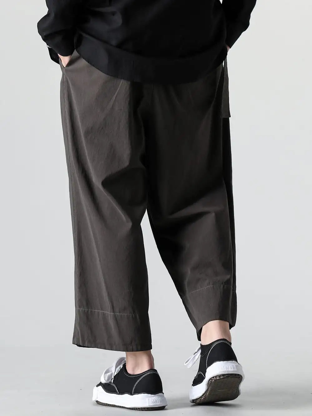 The Viridi-anne 24SS - Cropped Pants with a Single Pleat - VI-3713-04-Olivedrab - Dry Cotton Wide-Cropped Pants Olive Drab - A02FW704 - BAKER canvas Low cut sneakers Black 3-002