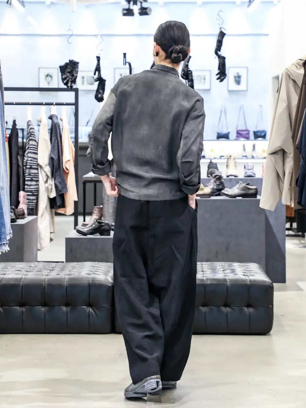 DEVOA Forme D'expression 24SS Styling - Detailed considerations for creating an atmosphere in the design - JKI-SVLR Jacket High Twist Viscose UP033 / 006B 2 Tucked Wide Leg Pants FWI-GDCT-Fade-Gray incarnation x DEVOA Shoe Horse Leather Garment Dye 1-004