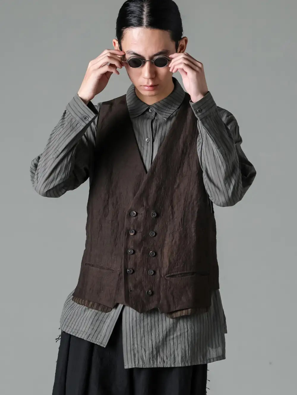 Chiahung Su ZIGGY CHEN 24SS  - Shirts and gilets that are designed to look the way they are supposed to look. - RG1008ZC-VINTAGE OLIVE ZIGGY CHEN x RIGARDS Collaboration RG1008ZC / VINTAGE OLIVE x BRONZE (CLIP) DARK GRAY LENS - 0M2410101 PatchWork Double Breasted Waist Coat - SS24-FS8-COS Asymmetrical Hand Dyed Stripe Shirt 2-001