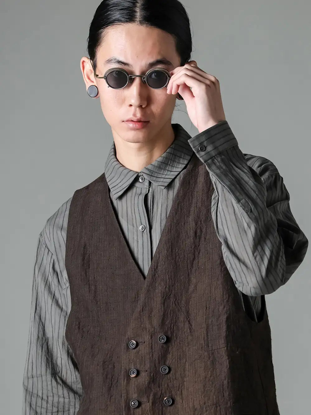 Chiahung Su ZIGGY CHEN 24SS  - Shirts and gilets that are designed to look the way they are supposed to look. - RG1008ZC-VINTAGE OLIVE ZIGGY CHEN x RIGARDS Collaboration RG1008ZC / VINTAGE OLIVE x BRONZE (CLIP) DARK GRAY LENS - 0M2410101 PatchWork Double Breasted Waist Coat - SS24-FS8-COS Asymmetrical Hand Dyed Stripe Shirt 2-002