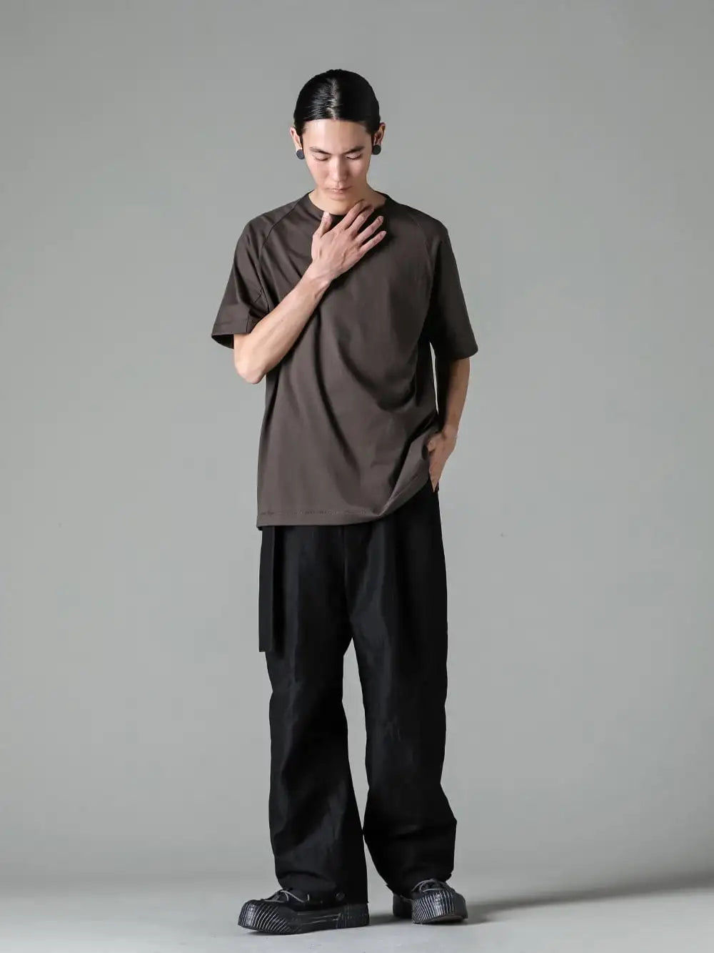 ISŌ 24SS  - IVNS-DSCT Short sleeve cotton jersey Mad Gray - ITUB-RSCL Cuffs baggy pant cotton / linen stripe -  2-001