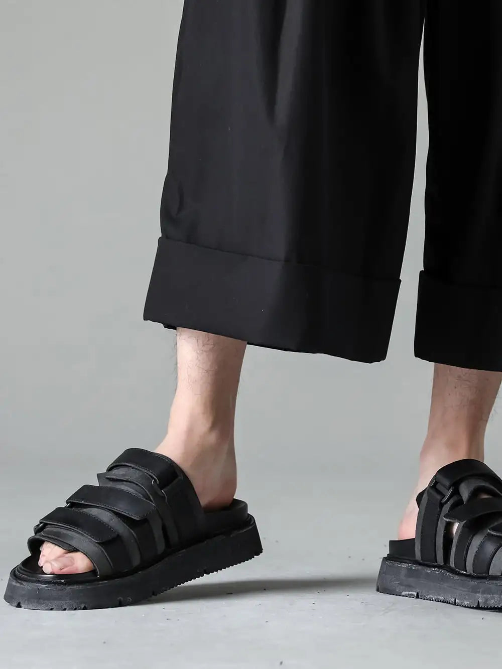 ISO 24SS - Innovations for Maintaining a Beautiful Silhouette for a Long Time - ICBC-TSCG Baggy cropped pants 60/2 cotton gabardine - IWSS-GFCL Sandals calf leather Black 3-006