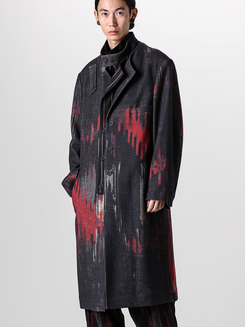 Yohji Yamamoto 23-24AW(秋冬) スタイリング - コレクション性の高い総柄アイテムをメインに組み上げたダークなスタイリング 印象的な柄と重量的な生地で制作されたコート - HJ-C28-802-ダブルレイヤード プリントスタンドカラーコート - HJ-B10-201-オープンカラーチンフラップブラウス 2-001