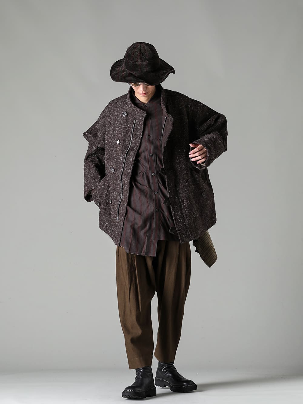 ZIGGY CHEN 23-24AW - 0M2330905-Funnel Neck Short Coat - 0M2330709-Asymmetric Back pleated shirt - 0M2330509-Tapered drop crotch pants - 0M2335602-Safari Hat 3-001