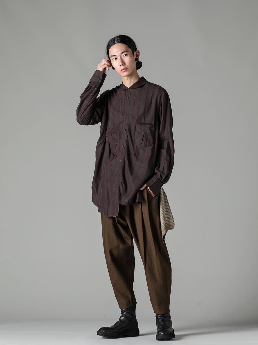 ZIGGY CHEN 23-24AW(秋冬) スタイリング - 画像の詳細(スタイリング全体の詳細) - 0M2330905-ファネルネックショートコート - 0M2330709-アシンメトリックバックプリーツシャツ - 0M2330509-テーパードドロップクロッチパンツ - 0M2335602-サファリハット 3-003