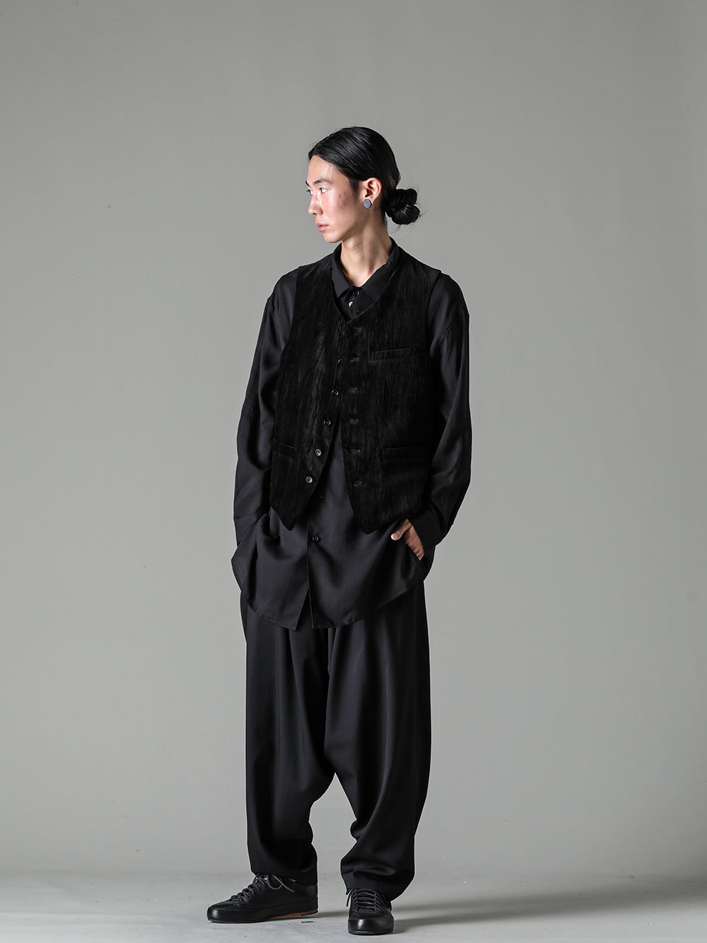 Yohji Yamamoto 23-24AW(秋冬) - 完売中のインシームドレープパンツは後１型納品予定！ - HJ-V05-013-ノーカラーベスト - HJ-B10-201-オープンカラーチンフラップブラウス - HJ-P18-100-インシームドレープドパンツ - Handsewn-Classic-Lo-ハンドソーン クラシック ロー 3-006