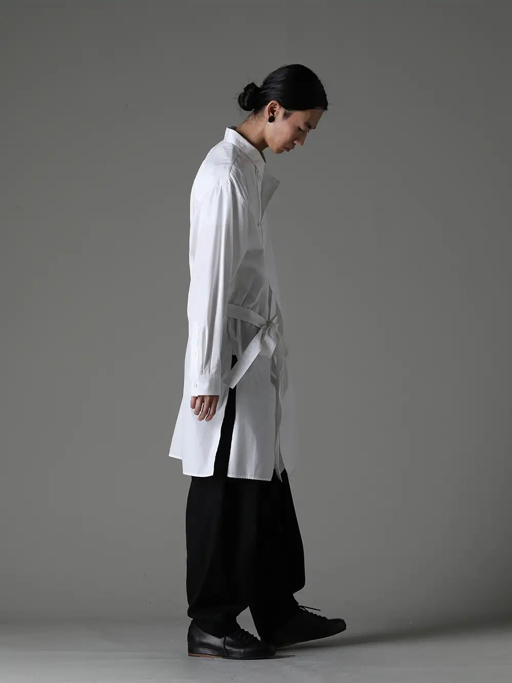 Yohji Yamamoto 23-24AW Styling - A versatile transformable shirt for early autumn outerwear and winter innerwear - HJ-B31-018-White - レフト2レイヤード チェーンステッチガウンブラウス ホワイト - HJ-P18-100 - インシームドレープドパンツ - Handsewn-Classic-Lo - ハンドソーン クラシック ロー 1-004