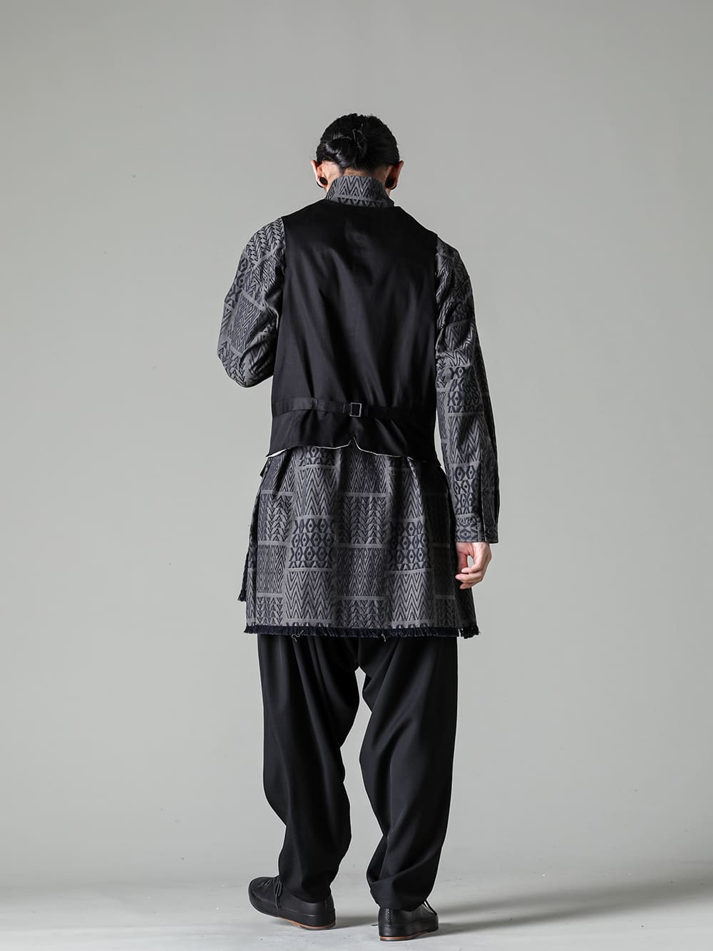 Yohji Yamamoto 23-24AW styling - A collectible look incorporating oriental designs - HJ-V03-100-Round Neck Vest - HJ-B36-004-Open Collar Pattern Shirt -  - HJ-P18-100-Inseam Draped Pants - Handsewn-Classic-Lo-Handsewn Classic Lo 1-003