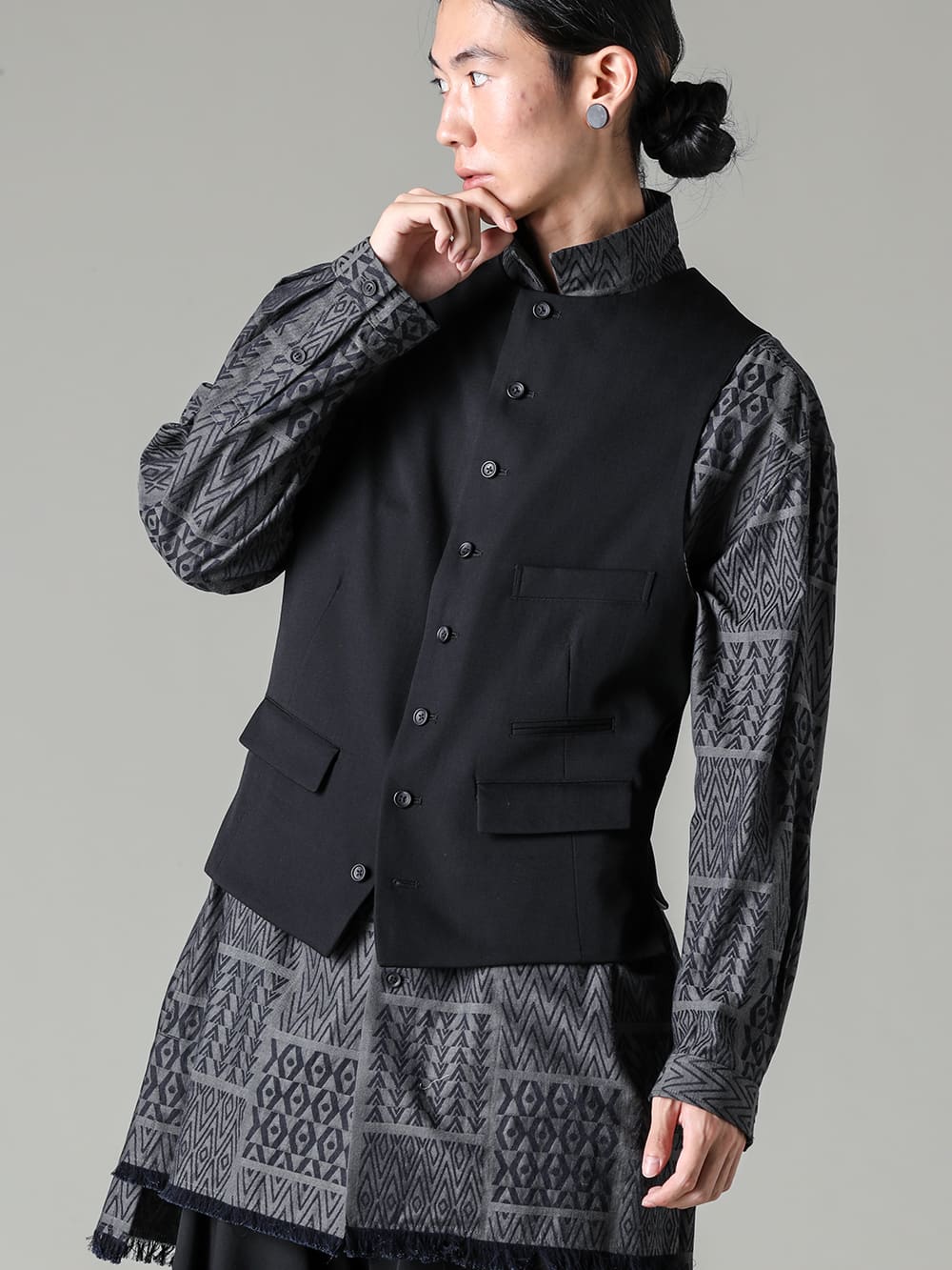 Yohji Yamamoto 23-24AW  - Styling of the season with pieces that incorporate ethnic elements Blouse with an eye-catching, striking print - HJ-V03-100-Round Neck Vest - HJ-B36-004-Open Collar Pattern Shirt -  2-001