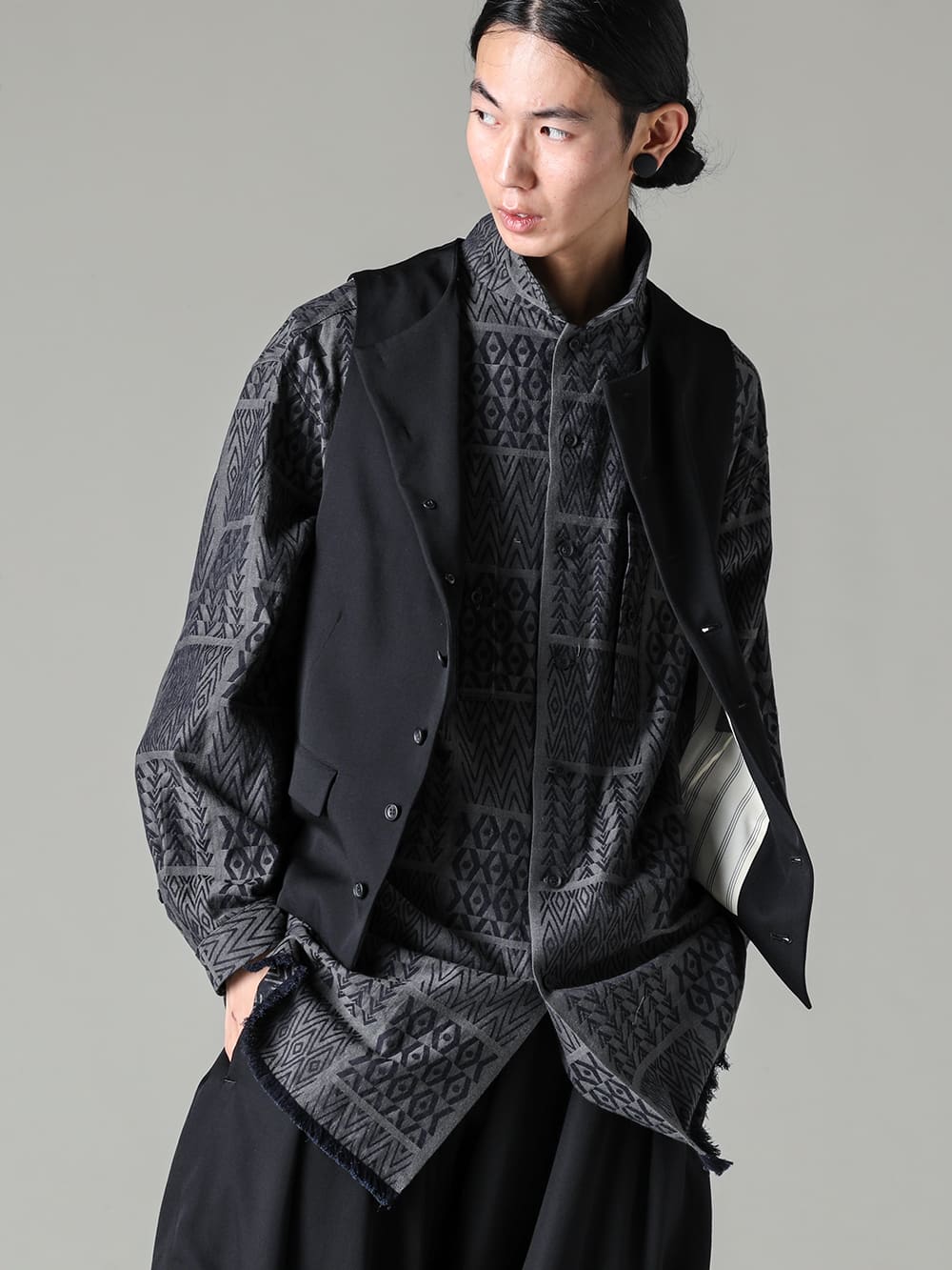 Yohji Yamamoto 23-24AW(秋冬)  - 印象的な柄が目を惹くブラウス - HJ-V03-100-ラウンドネックベスト - HJ-B36-004-オープンカラーパターンシャツ -  2-004