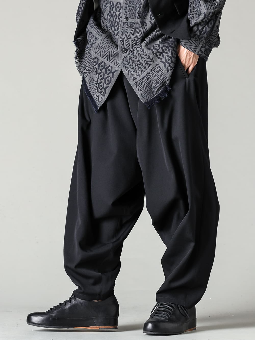 Yohji Yamamoto 23-24AW - Pants that create a beautiful drape, newly introduced this season - HJ-P18-100-Inseam Draped Pants - Handsewn-Classic-Lo-Handsewn Classic Lo 3-002