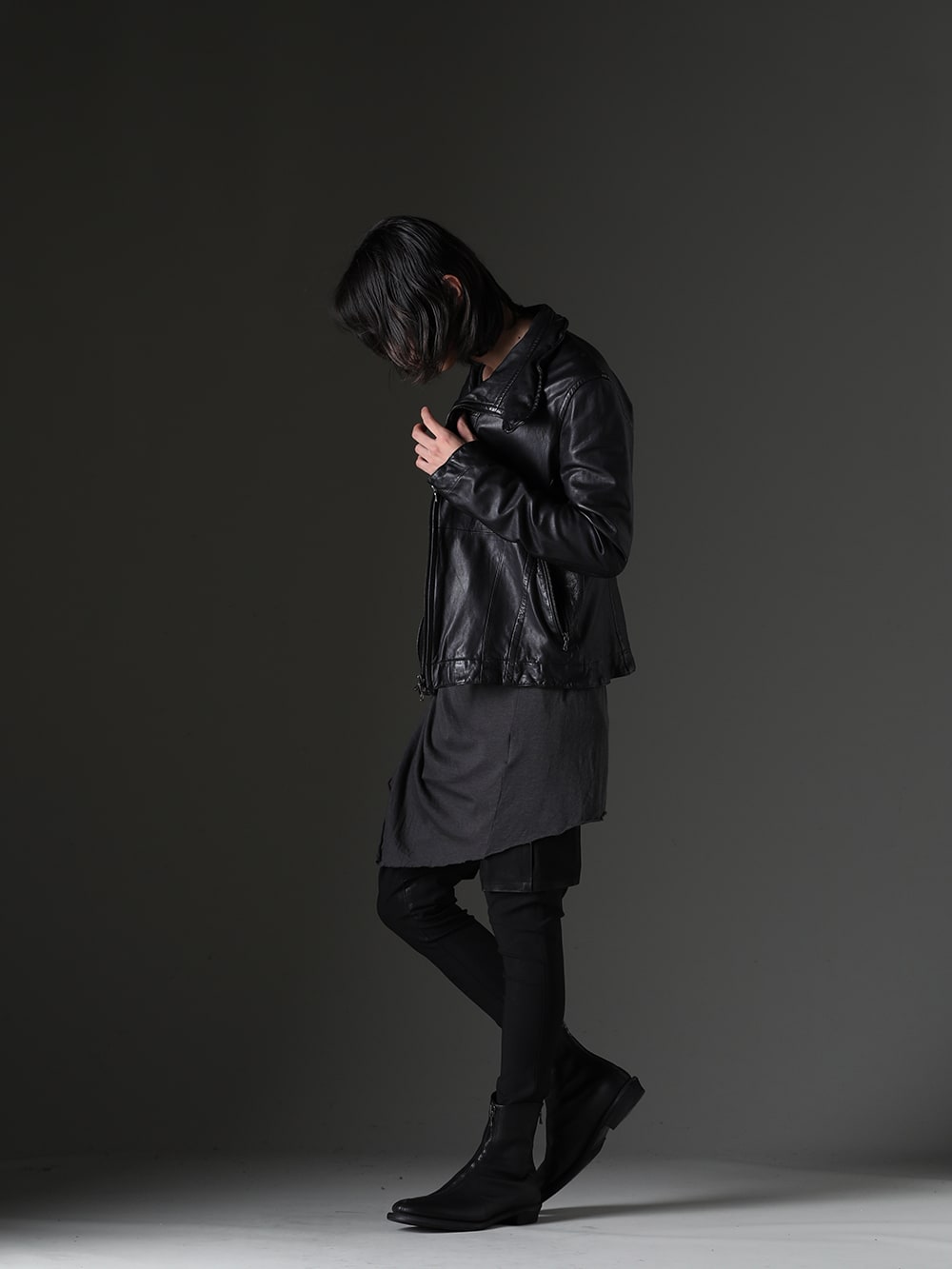 Julius / kiryuyrik 2023-24AW Styling - Masterpiece Jet Neck W Lambskin Leather Jacket - 839BLM2(Jutneck W Lamb Leather Jacket) 839CUM5-Dark Gray(Venus Long sleeve Cutsewn Dark Gray) KP-HP27-601(Sarouel Easy Cargo Pants) 819FWM1(Selecting the Venus Long Sleeve with Beautiful Draping and Saruel Cargo Pants) -  1-002