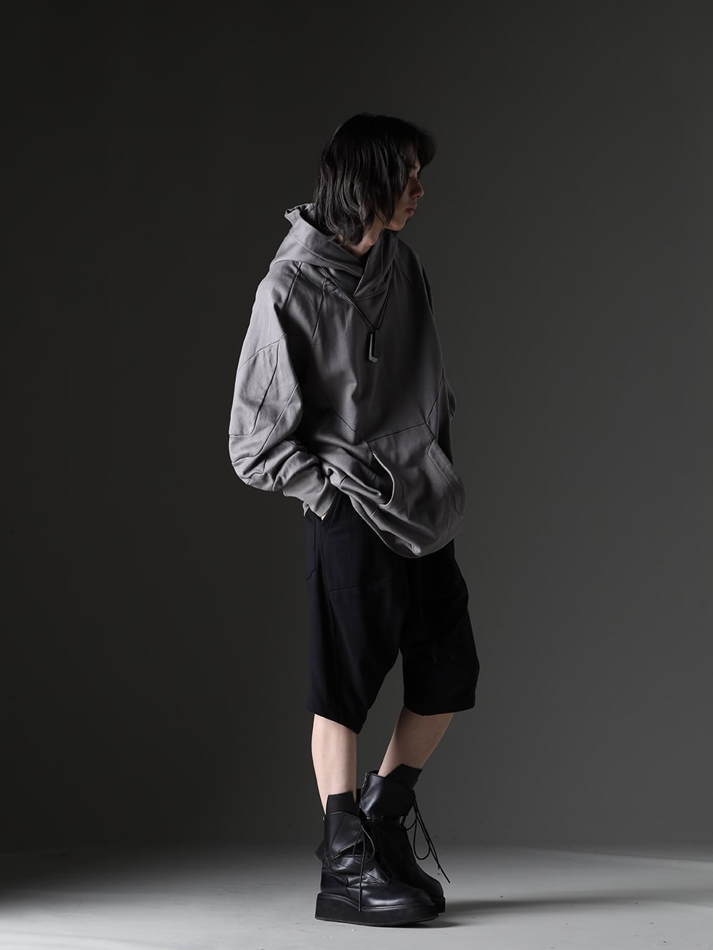 Julius 2023-24AW Styling - Simple style for early autumn with hoodie and shorts - 837CUM1-Gray(Coated Sweat Seamed Hoodie Gray) 839ACU3-Silver(Dog Tag Necklace Silver) 839ACU3-Black(Dog Tag Necklace Black) 839PAM7(Cotton Sweat Seamed Short Pants) 827FWM1(Cow Skin Lace Up Boots) - 1-002