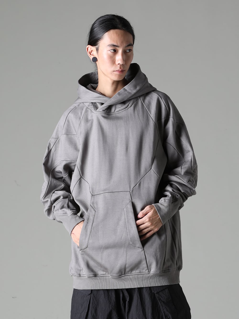 JULIUS 2023-24AW - Seam Lines Sculpted Three-Dimensionally Across the Ensemble - 837CUM1-Gray(Coated Sweat Seamed Hoodie Gray) - 2-001