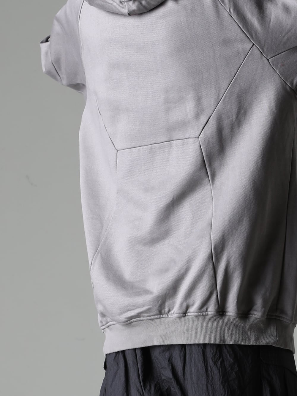 JULIUS 2023-24AW - Seam Lines Sculpted Three-Dimensionally Across the Ensemble - 837CUM1-Gray(Coated Sweat Seamed Hoodie Gray) - 2-005