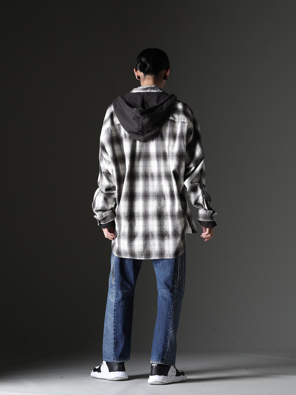 MIHARAYASUHIRO / TAKAHIROMIYASHITATheSoloist / ink 2023-24AW styling - The main color is a checkered pattern, which gives a rough impression. - A11SH076(Hoodie Layered Shirts) smnc.0014-White(Oversized S/S Pocket tee (diversity.) White) ink23AW-10-L3(Denim Cargo Pants - L3) A08FW706-Black-White(WAYNE - Original sole leather Low-Top sneakers Black / White) - 1-004