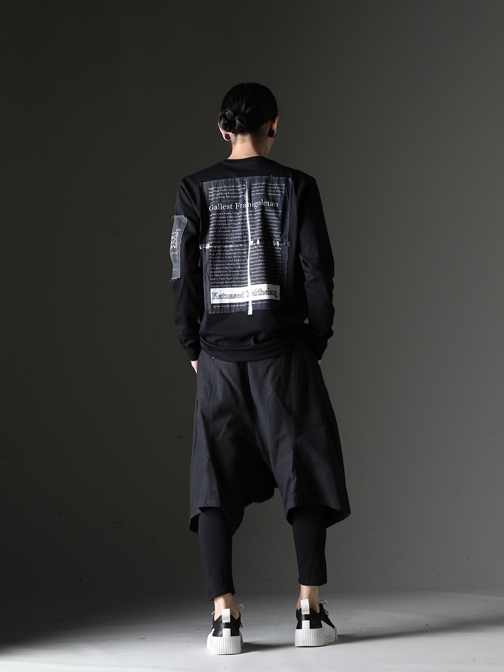 nude:masahiko maruyama / JULIUS / BORIS BIDJAN SABERI 2023-24AW スタイリング - The latest cut-and-sew pieces from nude:masahiko maruyama that can be worn anytime. - DS-238(Long Sleeve T-shirt w/Printed Patches) 827PAM8(Nylon/Cotton Grosgrain Sarrouel Shorts) NU-1678(Slim Stretch Leggings) BAMBA2.1-LEATHER-WHITE-SOLE(BAMBA2.1 LEATHER / WHITE SOLE) - 1-006