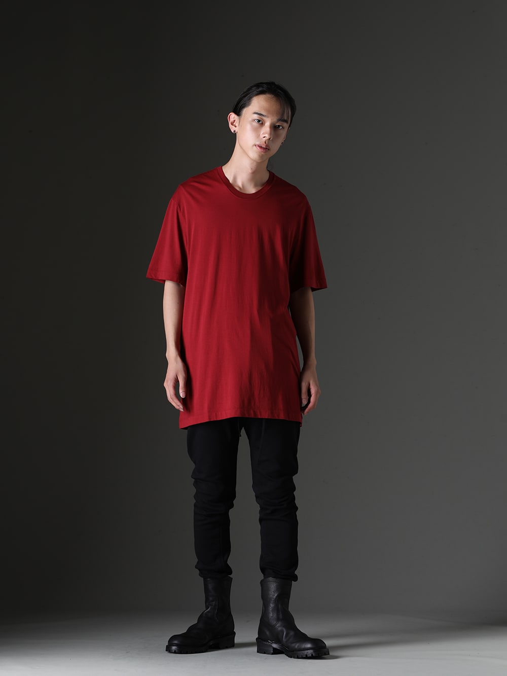 ユリウス 2023-24AW スタイリング - 今の時期にデイリーに着こなせるTシャツシリーズ - 837CPM3-M-Red(レギュラー Tシャツ レッド) 839PAM6(スウェット サルエルパンツ) 839FWM1(レザーブーツ) - 1-010