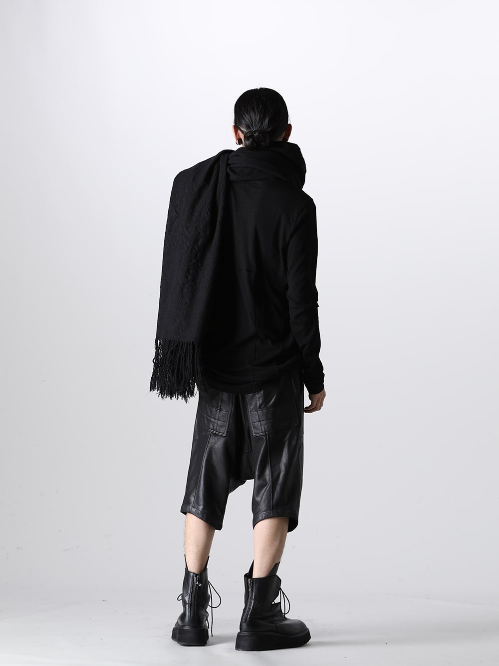 JULIUS 2023-24AW - JULIUS 2023-24AW collection, the second item has been delivered! Now on sale in stores and mail order! - 837CUM6(Seamed High Neck Cutsewn) 839PAM7-C(Cotton Sweat Coated Seamed Short Pants) 837STU5-Black(Wool Shrink Big Stole Black) - 1-017