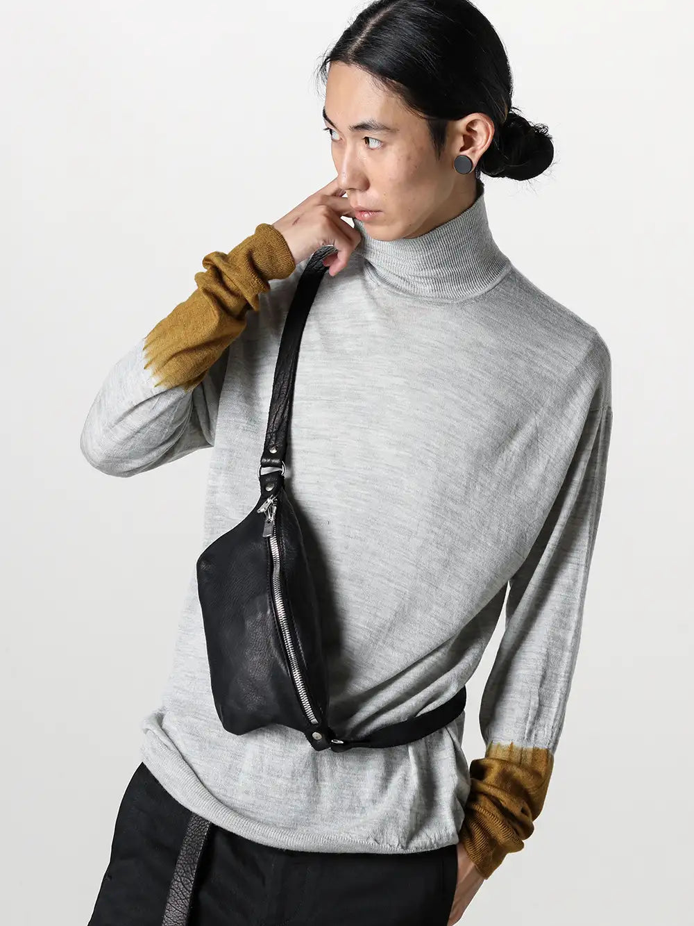 IRENISA 23-24AW  - GUIDI - GUIDI - Turtleneck style with GUIDI bag and belt as key points - IH-23FW-K007-L.Gray - High Neck Pull Over Knit L.Gray - BV06 - Small Crossy Body bag Soft Horse Full Grain LeatherBV06 Black 2-009