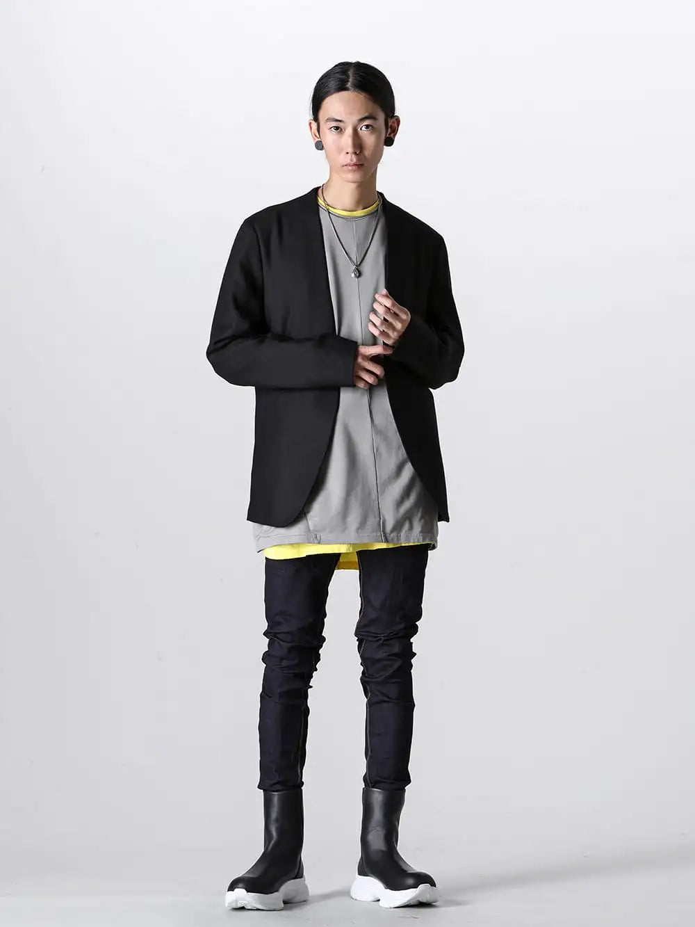 RIPVANWINKLE 23-24AW -Minimal Jacket Flannel Maison Margiela's no-collar jacket style, which brings out the silhouette of the pants, is recommended styling for all ages. - S50BN0318 - Minimal Jacket Flannel - RB-503-Indigo - Jeans Indigo - RB-520 - Back Gore Bootie Black 4-001