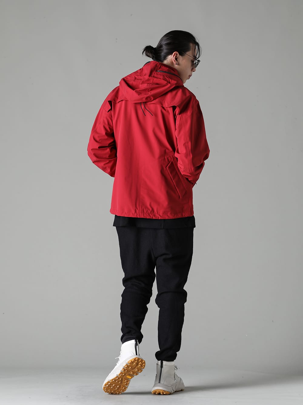 The Viridi-anne 23-24AW Styling - The color scheme of red and black is very well balanced. - VI-3625-06-Red - Tactical Jacket Red - RG2001TVA - RIGARDS collaboration sunglasses - VI-3636-04 - Fulling Jogger Pants Black - VI-3686-09-Ivory - Sneakers Ivory 1-003